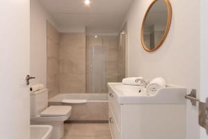 A bathroom at Plaza de España Deluxe Suites by Valcambre