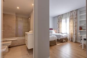 A bathroom at Plaza de España Deluxe Suites by Valcambre Még 37 kép