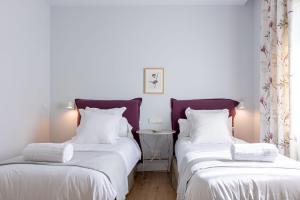 A bed or beds in a room at Plaza de España Deluxe Suites by Valcambre
