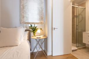 A bathroom at Plaza de España Deluxe Suites by Valcambre