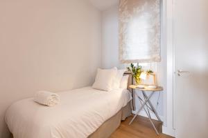 A bed or beds in a room at Plaza de España Deluxe Suites by Valcambre