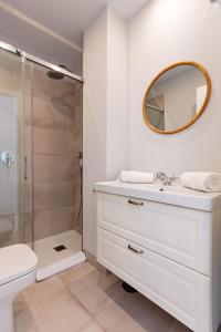 A bathroom at Plaza de España Deluxe Suites by Valcambre