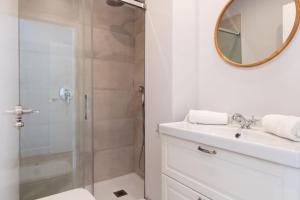 A bathroom at Plaza de España Deluxe Suites by Valcambre