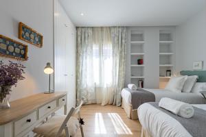A bed or beds in a room at Plaza de España Deluxe Suites by Valcambre