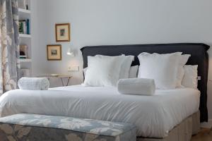 A bed or beds in a room at Plaza de España Deluxe Suites by Valcambre