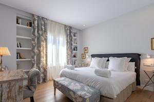Llit o llits en una habitació de Plaza de España Deluxe Suites