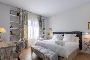 A bed or beds in a room at Plaza de España Deluxe Suites by Valcambre