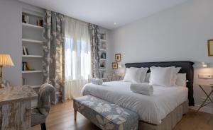 A bed or beds in a room at Plaza de España Deluxe Suites by Valcambre