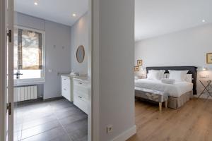 A bed or beds in a room at Plaza de España Deluxe Suites by Valcambre