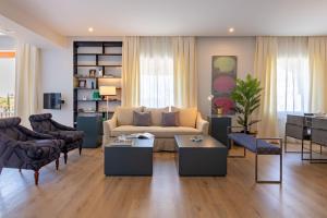 A seating area at Plaza de España Deluxe Suites by Valcambre