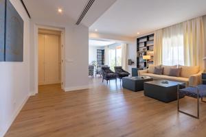 A seating area at Plaza de España Deluxe Suites by Valcambre