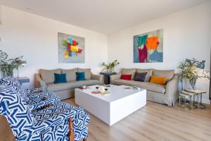 A seating area at Plaza de España Deluxe Suites by Valcambre