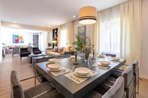 A seating area at Plaza de España Deluxe Suites by Valcambre