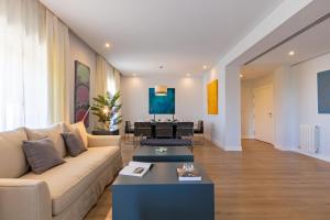 A seating area at Plaza de España Deluxe Suites by Valcambre