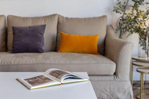 A seating area at Plaza de España Deluxe Suites by Valcambre