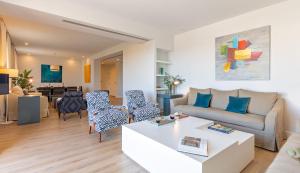A seating area at Plaza de España Deluxe Suites by Valcambre