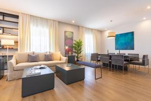 A seating area at Plaza de España Deluxe Suites by Valcambre