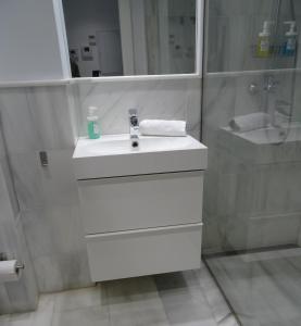 A bathroom at Domus Apartamentos Granada con parking gratuito en pleno centro