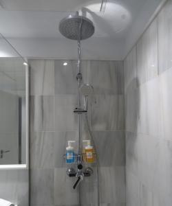 A bathroom at Domus Apartamentos Granada con parking gratuito en pleno centro