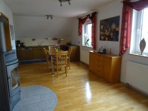 a kitchen and dining room with a table and chairs at Ferienwohnung Frieda in Nüdlingen