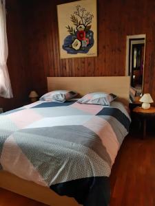Un dormitorio con una cama grande con un osito de peluche. en CHALET LES EPILOBES en Lamoura