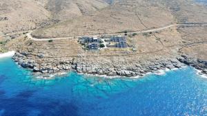 una vista aérea de una isla cerca del océano en Porto Mani Suites en Kyparissos