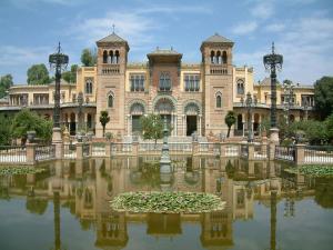 A garden outside Plaza de España Deluxe Suites by Valcambre
