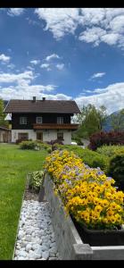 un ramo de flores delante de una casa en Ferienwohnung Haus Gomig en Dölsach