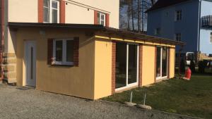 een klein huis wordt gebouwd aan de zijkant van een huis bij Villa Šimák in Staré Splavy