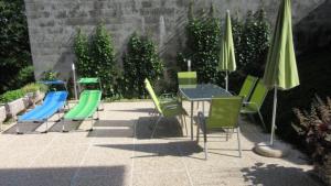 un patio con tavolo, sedie e ombrelloni di Apartament Tatiana a Rogaška Slatina