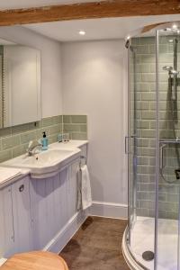 een badkamer met een wastafel en een douche bij Barn Owl Inn in Newton Abbot
