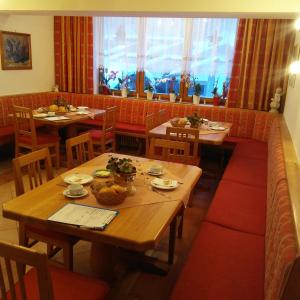 Ein Restaurant oder anderes Speiselokal in der Unterkunft Pension Theresia 