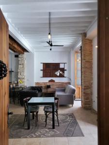 - un salon avec une table et un canapé dans l'établissement Loft. Old city (Happy Alicante), à Alicante