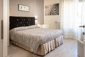 B&B Flo في فلورنسا: غرفة نوم مع سرير مع اللوح الأمامي الأسود