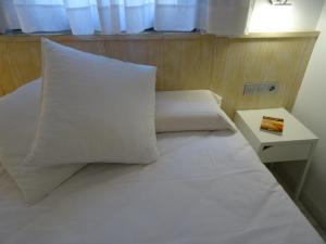A bed or beds in a room at Domus Apartamentos Granada con parking gratuito en pleno centro