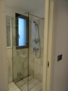 A bathroom at Domus Apartamentos Granada con parking gratuito en pleno centro