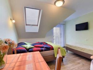 Schlafzimmer mit einem Bett, einem Tisch und einem Fenster in der Unterkunft Nowa Willa Jelonka in Jelenia Góra