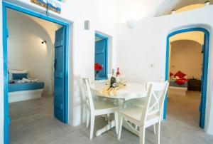 Khu vực ghế ngồi tại Bonita Santorini Cave
