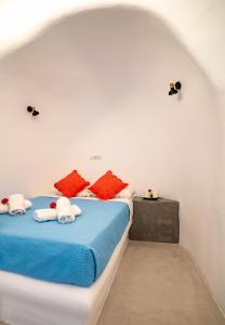 Giường trong phòng chung tại Bonita Santorini Cave