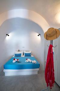 Giường trong phòng chung tại Bonita Santorini Cave
