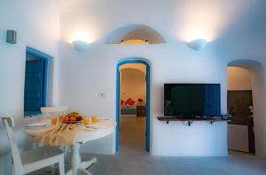 TV/trung tâm giải trí tại Bonita Santorini Cave
