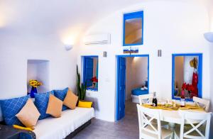 Khu vực ghế ngồi tại Bonita Santorini Cave