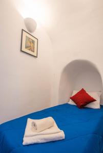 Giường trong phòng chung tại Bonita Santorini Cave