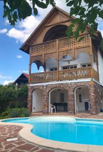 een huis met een terras en een zwembad bij ALPHA in Badacsonytördemic