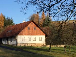 a large white barn with a wooden roof at Chalupa u sv. Františka in Klášterec nad Orlicí