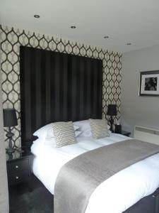 A bed or beds in a room at Five Pilmour Place 