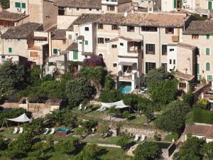 eine Luftansicht eines Dorfes mit Gebäuden in der Unterkunft Fornalutx Petit Hotel - Turismo de Interior in Fornalutx