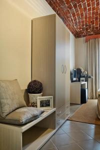 ein Wohnzimmer mit einem Sofa in einem Zimmer in der Unterkunft Albergo D'italia in Chivasso