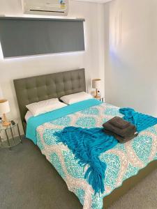 una camera con letto e piumone blu di Blue horizon a Yeppoon