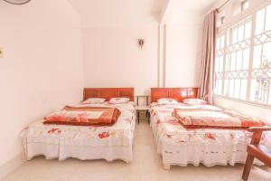 Cama ou camas em um quarto em Minh Chiến Hostel -Guest House-